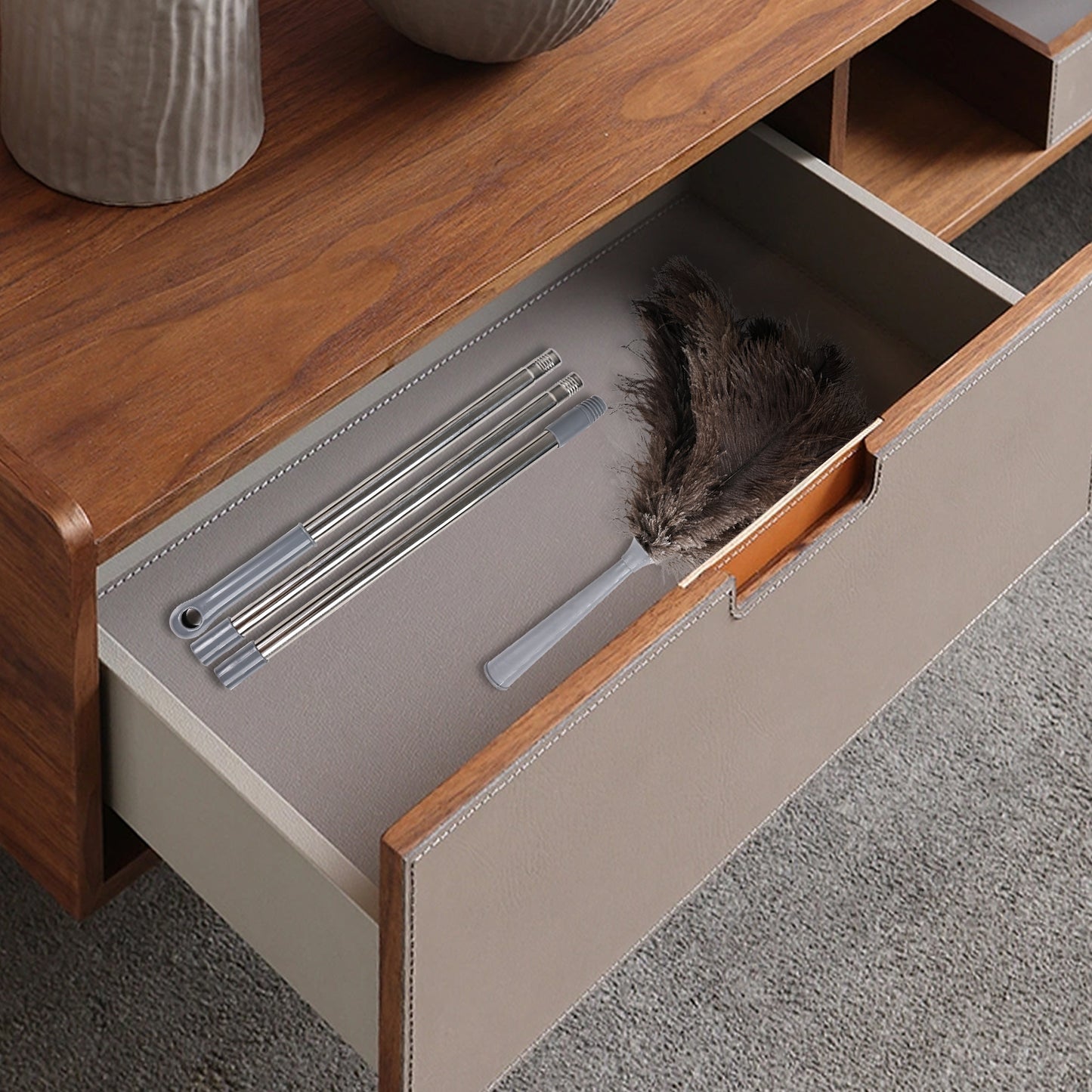 Ostrich feather duster that can be disassembled into three poles, convenient for storage, and has strong adsorption ability