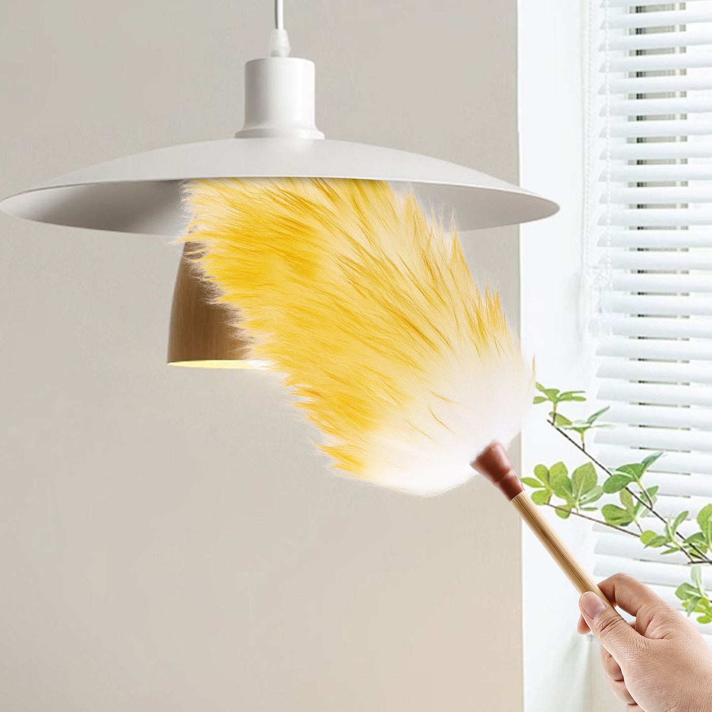 Lightweight and compact bamboo handle wool duster, beautiful without shedding hair, capable of absorbing dust without raising dust; Cleaning is very convenient